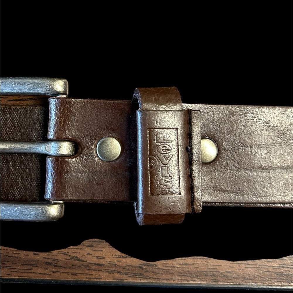 Levi's Classic Brown Leather Belt with Silver Buckle - Picture 2 of 3
